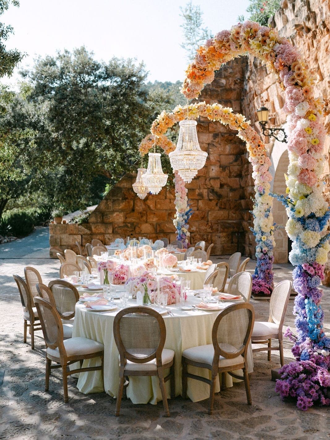Hochzeitsdekoration mit blau-weißem Blumenbogen auf Mallorca