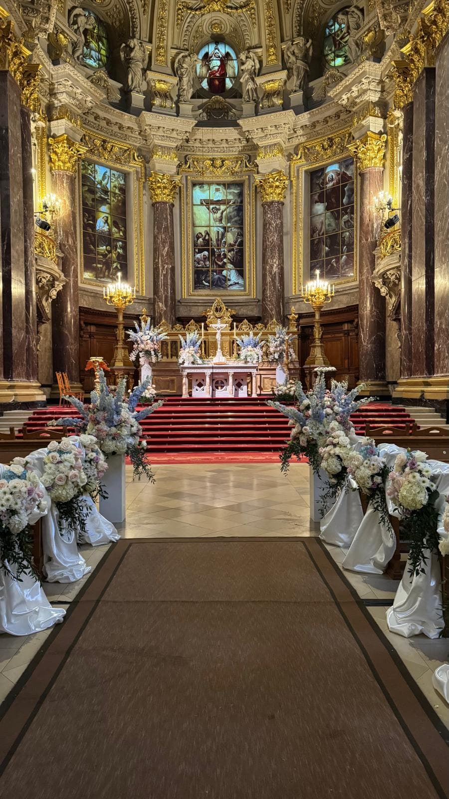 Blumenbogen für Trauzeremonie im Freien