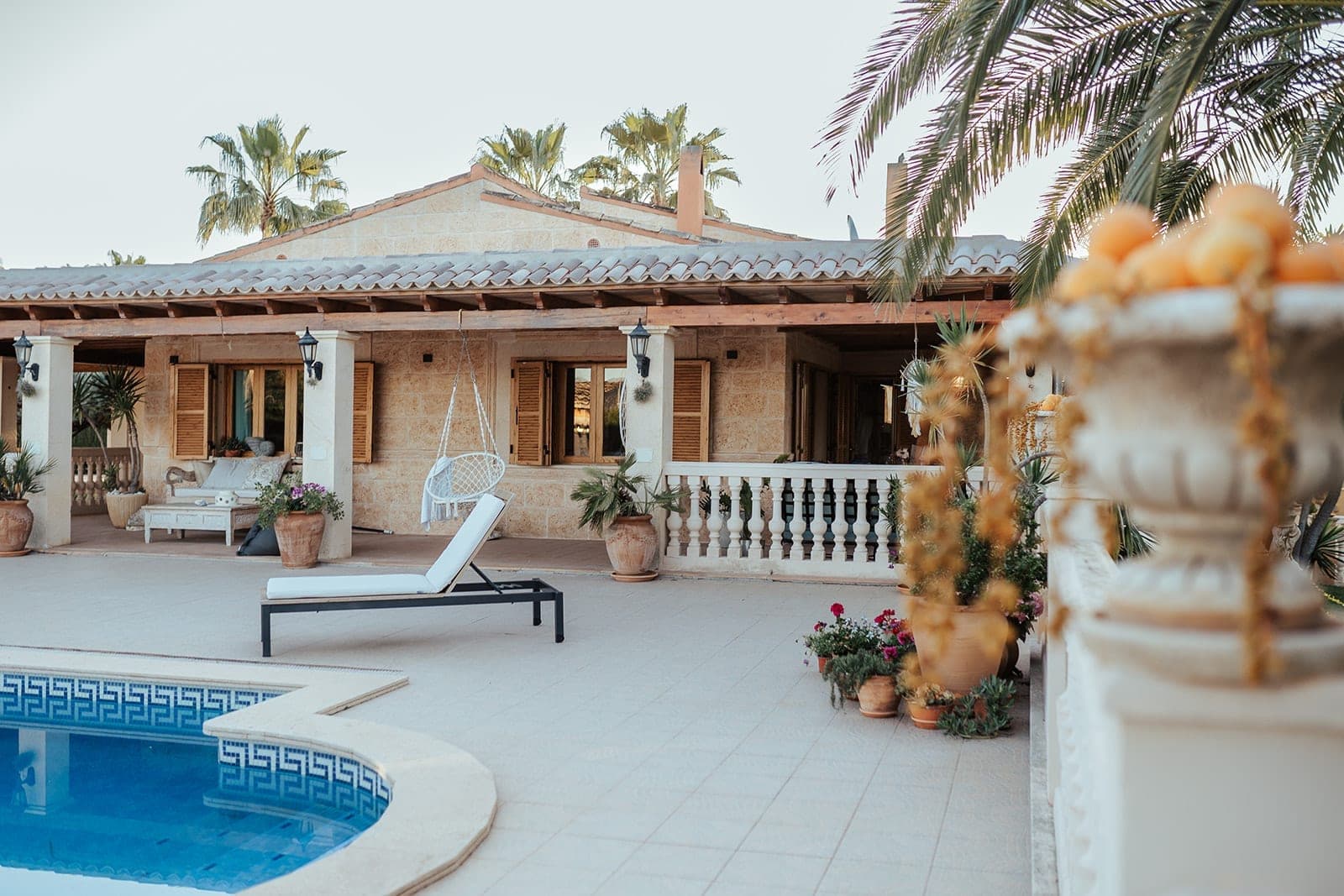 Gesamtkonzept einer floralen Hochzeitsinszenierung auf Mallorca