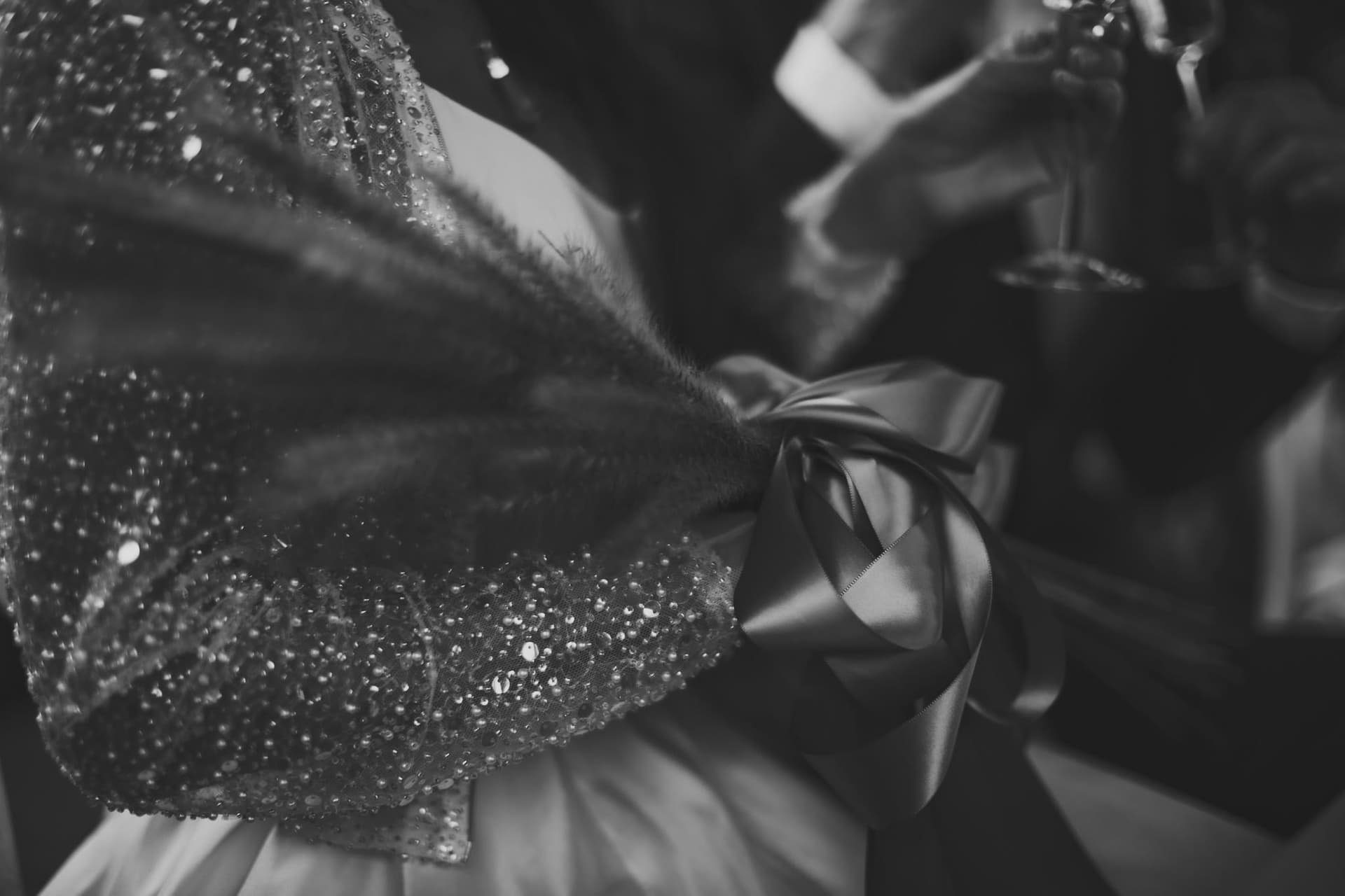 Detailaufnahme eines Brautstraußes mit Satinschleife