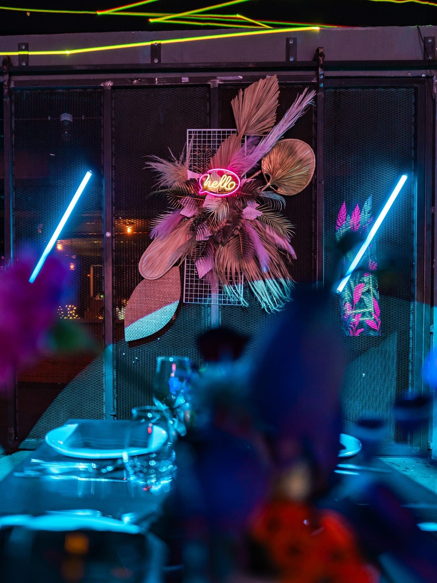 Florale Inszenierung im Maya Club Berlin – Event-Location mit Pool-Area