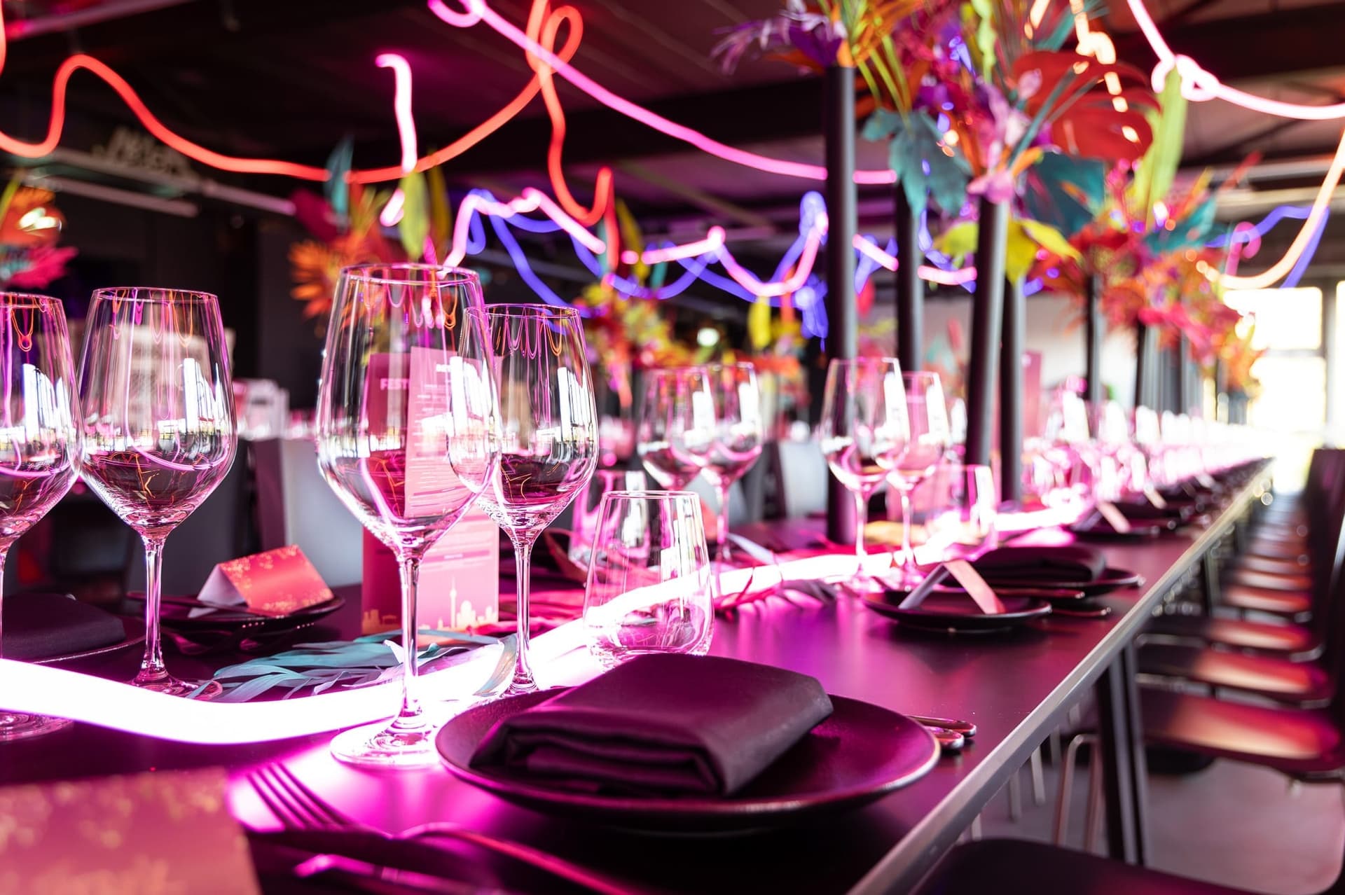 Love Festival Installation am Teufelsberg Berlin – Schwarzlicht und Neon