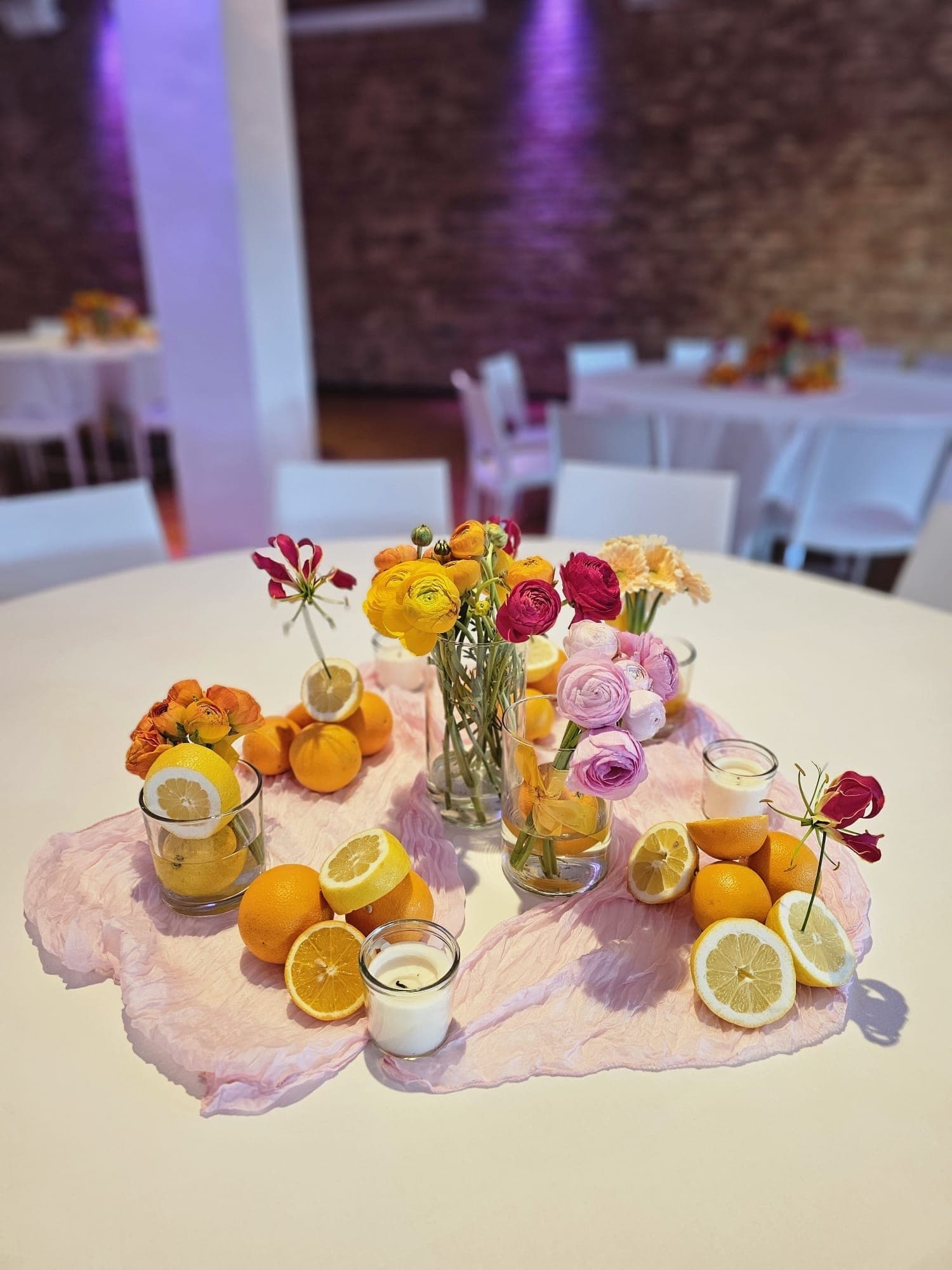 Veggie-Fruit-Table mit Gloriosa und Ranunkeln im Spreespeicher Berlin