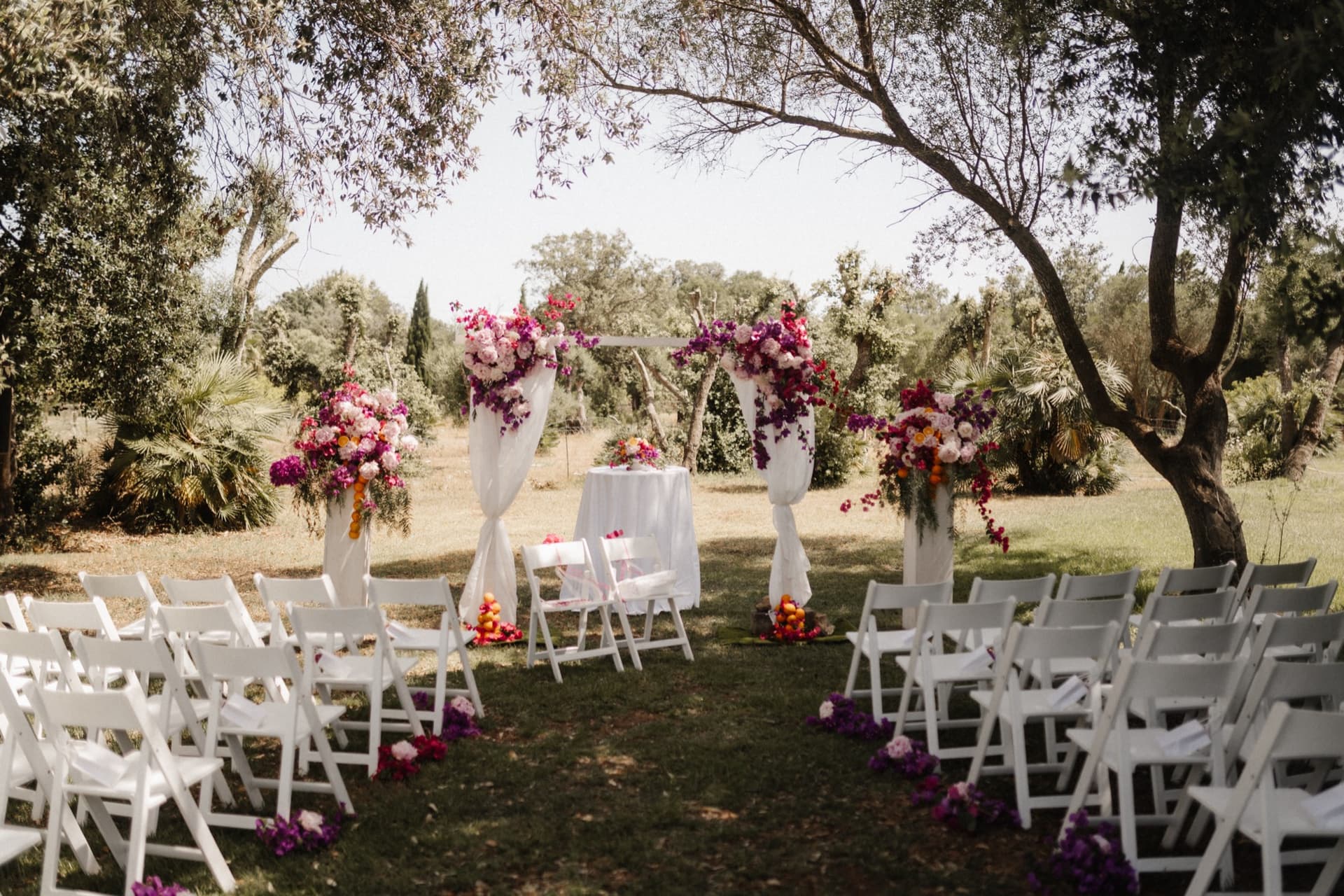 Zeremoniebogen mit Bougainvillea und Pfingstrosen im Olivenhain einer Finca auf Mallorca