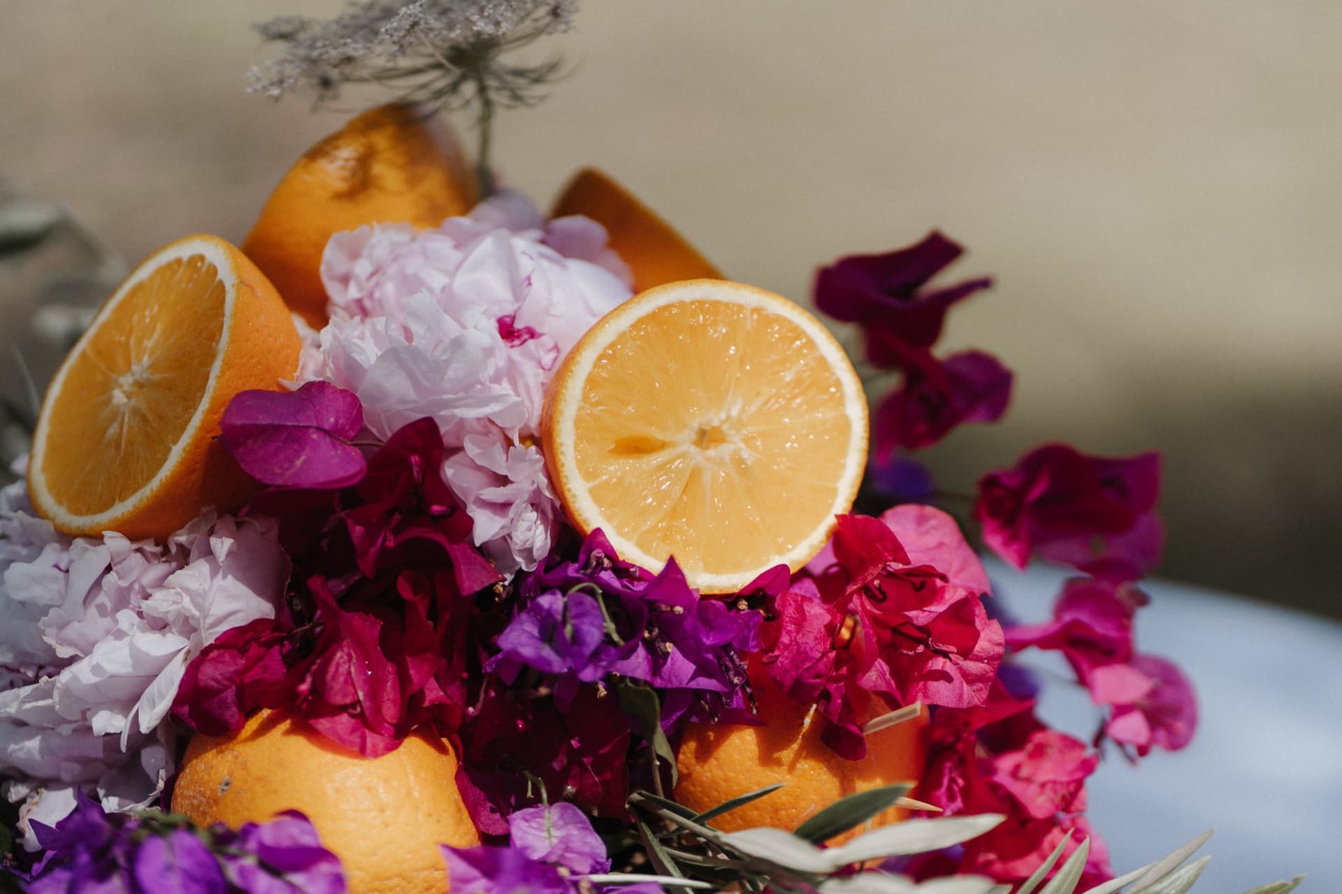 Nahaufnahme von Bougainvillea, Pfingstrosen und Orangen im Arrangement