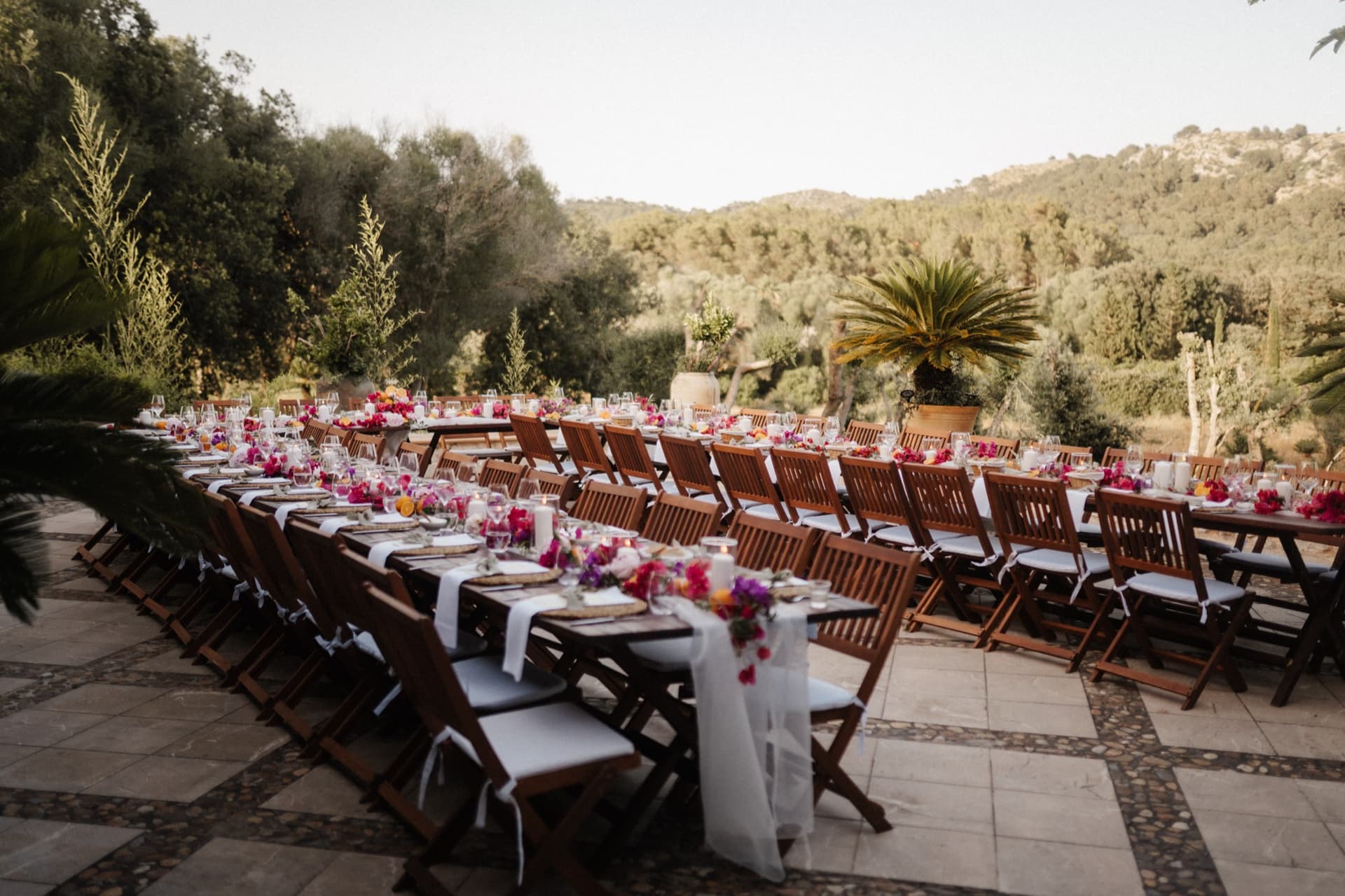 Festtafeln auf der Terrasse mit Blick in die mallorquinischen Berge